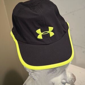 UNDER ARMOUR Black Feather Light Hat